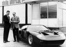 Ford GT 40 Mark III (1966) - Carroll Shelby übergibt David Heerensperger die Schlüssel zu seinem neuen GT 40 Mark III (Strassenversion)