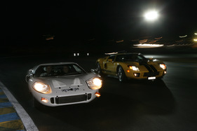 Ford GT 40 Mk III (1967) - auf dem Rundkurs von Le Mans, daneben ein Ford GT von 2006