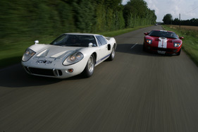 Ford GT 40 Mk III (1967) - auf freier Landstrasse, daneben sein später Nachfahre Ford GT