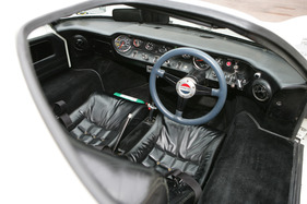 Ford GT 40 Mk III (1967) - die Mk III Strassenversion hat den Schalthebel in der Mitte, was bezüglich Schaltpräzision kein Vorteil war