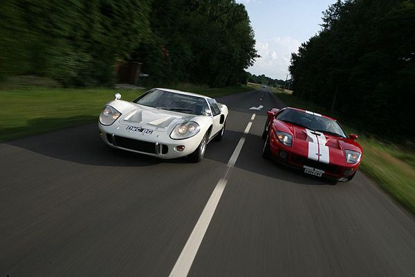 Ford GT 40 Mk III (1967) - die Strassenversion von 1967, Chassis M3/1007 neben dem Enkel Ford GT aus dem Jahr 2006