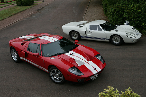Ford GT 40 Mk III (1967) - die Strassenversion von 1967 hinter der primär für die Strasse ausgelegten Version des Ford GT von 2006