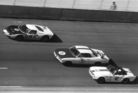 Ford GT 40 MkII (1966) in Daytona 1966 - Gesamtsieger Lloyd Ruby im Ford GT40 überholt einen Yenko Stinger und einen Triumph TR4 A