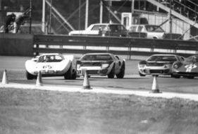 Ford GT 40 MkII (1966) in Daytona 1966 - Joakim Bonnier im weissen Chaparral for Gesamtsieger Ken Miles im Ford GT40, gefolgt von Dan Gurney ebenfalls auf Ford und Pedro Rodriguez im Ferrari 365 P2 (v.l.n.r.)
