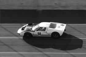 Ford GT 40 MkII (1966) in Daytona 1966 - Mit sieben Litern im Rücken - Der Gesamtsieger Ford GT40 von Miles und Ruby in der Daytona Steilwandkurve
