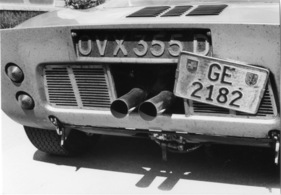 Ford GT 40 Street (1966) - Blick auf das Heck der Strassenversion, das von zwei dicken Auspuffenden dominiert wird