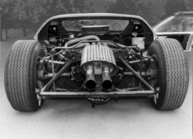 Ford GT 40 Street (1966) - Blick auf den Achtzylindern mit mächtigen Schalldämpfern für den Strasseneinsatz