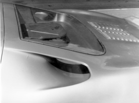 Ford GT 40 Street (1966) - Heckabschluss der Strassenversion - unter der Scheibe blickt man auf den Motor