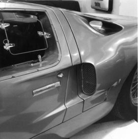 Ford GT 40 Street (1966) - Lufteinlässe für den Wärmehaushalt des Mittelmotors