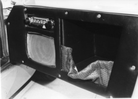 Ford GT 40 Street (1966) - Radio mit Lautsprecher und einfaches Ablagefach bei der Strassenversion