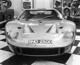 Ford GT 40 Street (1966) - an einer Fahrzeugausstellung, vermutlich Chassis 1051, ein Ford-Pressefahrzeug und auch in Broschüren abgebildet