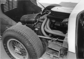 Ford GT 40 Street (1966) - das Heck wird auch bei der Strassenversion vom Motor dominiert