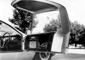 Ford GT 40 Street (1966) - das Radio und etwas Stauraum waren in die Fahrertüre eingelassen