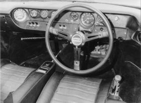 Ford GT 40 Street (1966) - der Zigarettenanzünder und der Aschenbecher machen klar, dass es sich hier um eine Strassenversion handelt