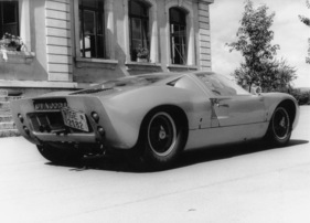 Ford GT 40 Street (1966) - der berühmte Pressewagen von Ford, erkennbar am englischen Schild OVX 355D