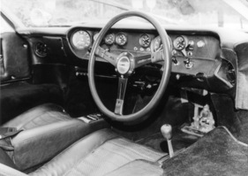 Ford GT 40 Street (1966) - die Instrumente sind über fast die ganze Breite verteilt, zum besseren Ablesen sind die am weitesten entferntesten Instrumente geneigt