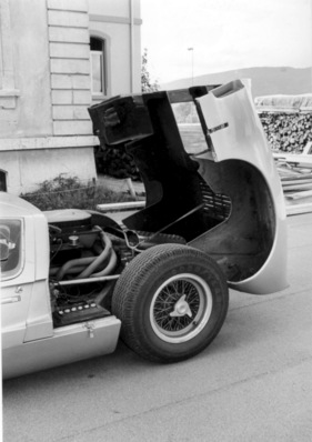 Ford GT 40 Street (1966) - die Motorhaube kann aufgeklappt werden und gibt guten Zugang zum V8