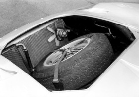 Ford GT 40 Street (1966) - die Strassenversion mit Kühlgebläse, das Ersatzrad nimmt viel Platz ein