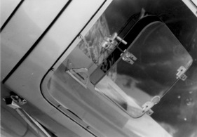 Ford GT 40 Street (1966) - wie beim Rennwagen kann bei der normalen Strassenversion nur ein kleiner Teil der Seitenscheibe geöffnet werden