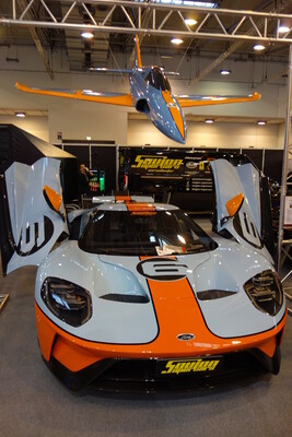 Ford GT Heritage Edition (2019) – mit einem passend lackierten Modell eines Starfighters darüber – Essen Motor Show 2023