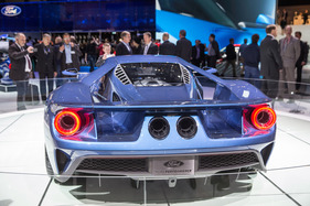Ford GT - imposante Heckansicht - auf dem Genfer Automobilsalon 2015