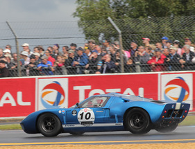 Ford GT40 (1965) vor dem Dunlopbogen - Gesamtplatz 3 im Plateau 4 (1962-1965) an der Le Mans Classic 2012