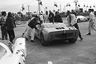 Bild: Ford GT40 (1966) - Der Ford GT40 vom Team Scuderia Bear wird für den Start positioniert (12 Stunden von Sebring 1966)