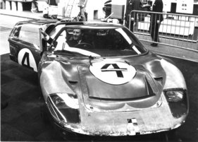 Ford GT40 (1966) - Graham Hill setzt sich in dasselbe Auto, das er in Le Mans im Jahr zuvor fuhr - Racing Car Show - Genfer Autosalon 1967