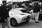 Bild: Ford GT40 (1966) - Porsche Renndirektor Huscke von Hanstein neben dem Ford GT40 #18 (12 Stunden von Sebring 1966)