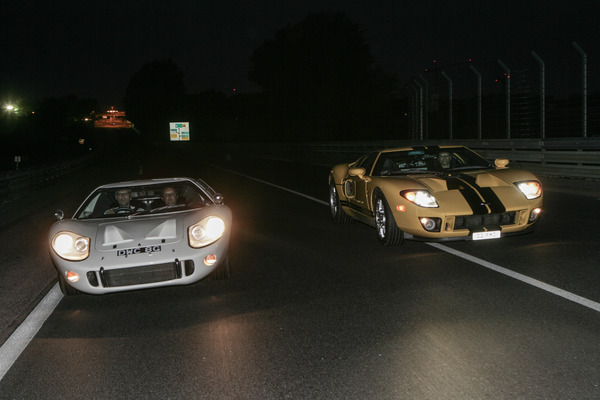 Ford GT40 (1966 und 1967) - auf einer Runde in Le Mans im Jahr 2006