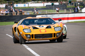 Ford GT40 (1968) – Die Warnfarbe ist im Rückspiegel des Gegners bestens zu sehen – Goodwood Revival 2025