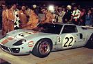 Bild: Ford GT40 (1969) - Die Gesamtsieger Jacky Ickx und Jackie Oliver mit dem berühmten Gulf Ford GT40 werden im Ziel gefeiert (12 Stunden von Sebring 1969)