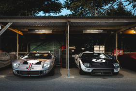 Ford GT40 Prototype (1964) - und GT40 von 1965 bereit für das Rennen um die Whitsun Trophy - Goodwood Revival 2018