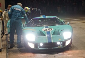Ford GT40 - Spa Six Hours 2025 - Der Fahrer steigt aus, der Tankwart darf schon den Tankverschluss öffnen.