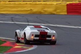 Ford GT40 - Spa Six Hours 2025 - Der in der Startphase gedrehte GT 40 von Holz, Nuthall, Lyons auf Verfolger Jagd.
