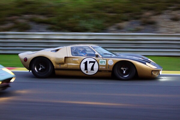 Ford GT40 - Spa Six Hours 2025 - Hartes ausbremsen vor der Bruxelles Kurve.