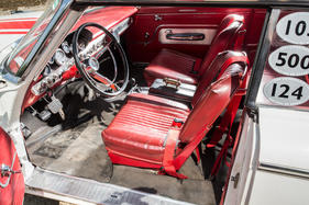 Ford Galaxie 500 (1963) - Rot war die typische Farbe für den weissen Wagen