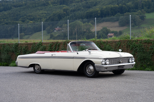 Bild: Ford Galaxie 500 Sunliner (1962) - als Lot 43 an der Versteigerung "Klassische Automobile & Motorräder" der Oldtimer Galerie in Toffen am 18. Oktober 2025