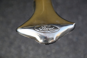 Ford Ghia Aigle (1956) - Das Emblem verrät die Herkunft dieses Exoten