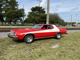 Ford Gran Torino 'Starsky & Hutch" Custom (1976) - als Lot 1070 an der RM/Sotheby's Fort Lauderdale Versteigerung vom 25. bis 26. März 2022
