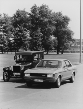 Ford Granada (1975) – ein halbes Jahrhundert automobiltechnischer Entwicklung liegt zwischen diesen beiden Wagen