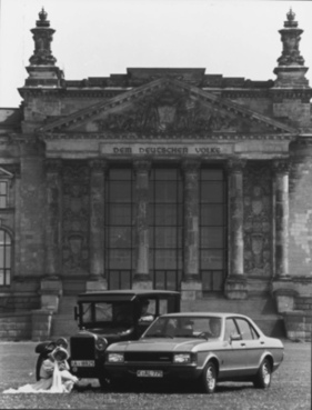 Ford Granada (1975) - ... und sein Urahne, das Ford Model T - zur Feier von 50 Jahre Ford in Deutschland