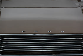 Ford Granada 2300 V6 Fastback-Limousine (1973) - der Ford-Schriftzug auf dem Bug
