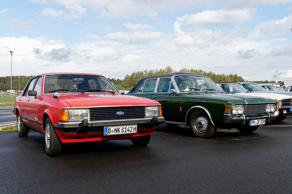 Ford Granada Ghia und Ford 26M – Alltagsklassiker neben zwei Generationen älterem Sammlerstück – Oldtimer-Show Berlin 2022