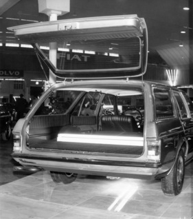 Ford Granada am Genfer Automobilsalon 1972 - genauso wie das Schwestermodell Consul ist auch der Granada als Kombi mit zwei Motoren erhältlich