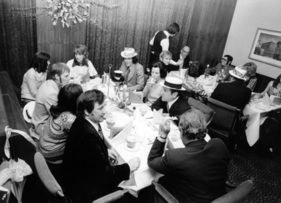 Ford Herbstfest 1973 in Berlin - fröhliche Tafelrunde