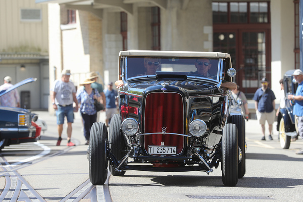 Ford-Hot-Rod mit V8-Motor bei der Abreise - Older Classics August 2024