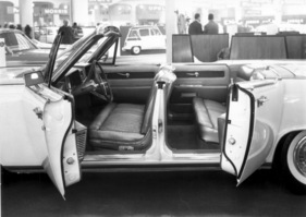 Ford Lincoln Continental (1962) am Genfer Automobilsalon - für populäre Staatsoberhäupter  breite Türen und geäumiges Interieur bei voller Sithcbarkeit