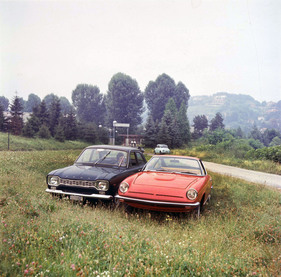Ford Mexico Frua Coupé (1971) - das von Pietro Frua 1972 fertiggestellte und in Turin fotografierte Ford GT Coupé „Mexico“ neben einem Ford Escort Serienmodell 1971