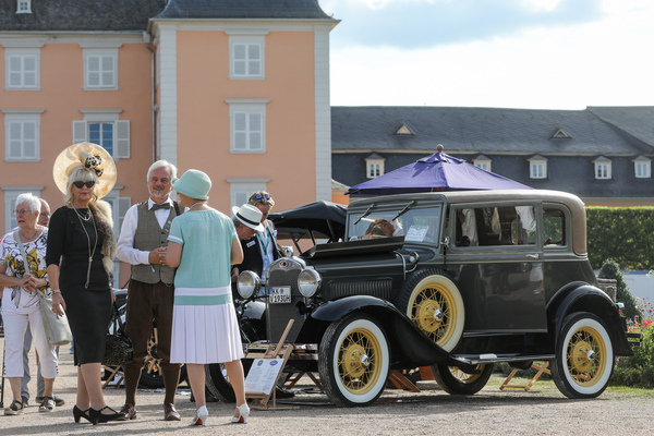 Ford Model A (1930) - präsentiert von passend gekleideten Leuten - 19. ASC Classic-Gala Schwetzingen 2023